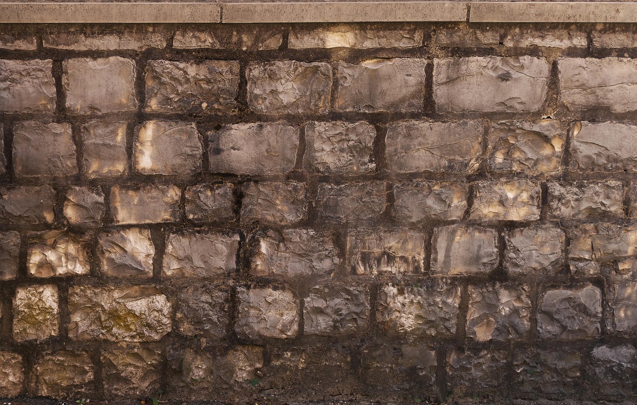 How to Choose the Right Retaining Wall Material for Your Home
